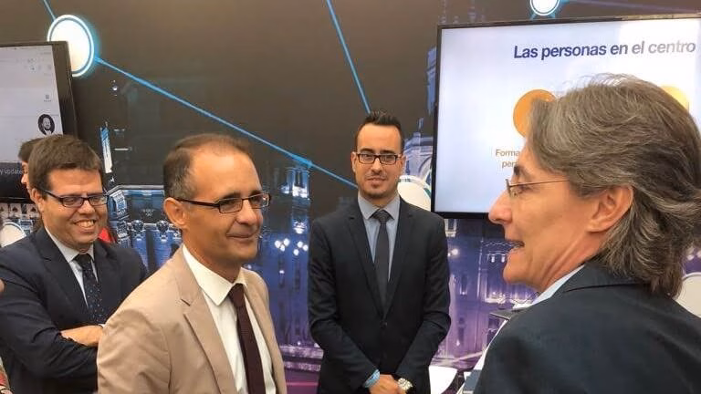De derecha a izquierda: Marta Higueras (Primera Teniente de Alcalde del Ayuntamiento de Madrid), en el stand de Endalia, junto con José Carlos Cimorra (Responsable de Proyecto PROFE por parte de Endalia), Ignacio Molina Florido (Director General de la Escuela de Formación del Ayuntamiento de Madrid) y Fernando Cortés (CEO de Endalia).
